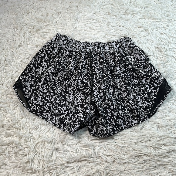 NWT Lululemon Hotty Hot Short II *Long 4" Chirasu Black / Chirakasu Alpine White - Picture 5 of 6